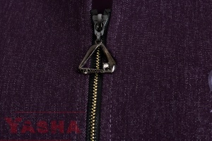 Декоративна бродерия върху лилаво дамско деним сако – ЯША